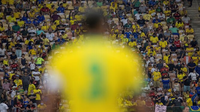 Público en las gradas del estadio de Manaus asistente a la victoria de Brasil.