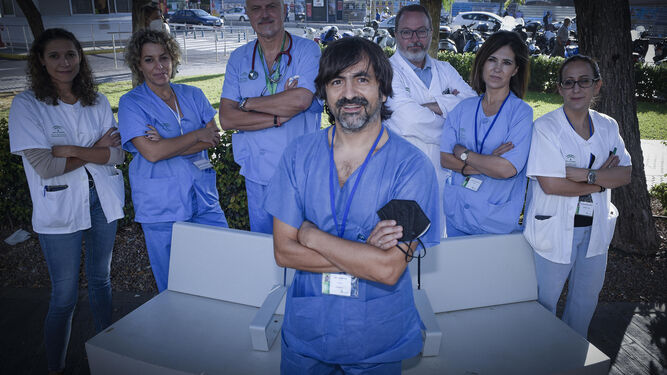 El doctor David Vicente Baz, con su equipo en el Hospital Macarena.