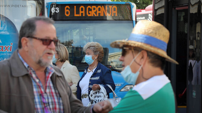 Ciudadanos con y sin mascarilla, una imagen cada vez más frecuente en las calles de Jerez.