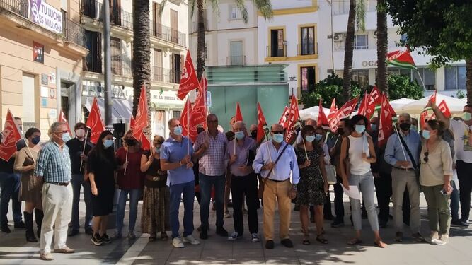 Concentración en la plaza del Arenal en solidaridad con el sindicato italiano CGIL.