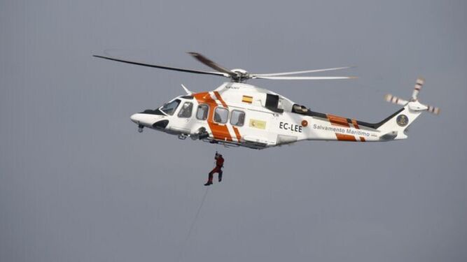 Imagen del helicóptero de Helimer de Salvamento Marítimo en un rescate en aguas del Estrecho