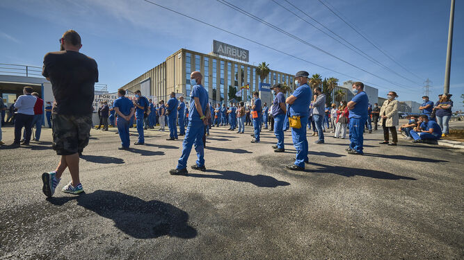 Trabajadores de Airbus  Puerto Real durante una asamblea en 'El Trocadero