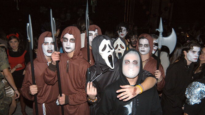 Jóvenes celebran disfrazados la noche de Halloween.