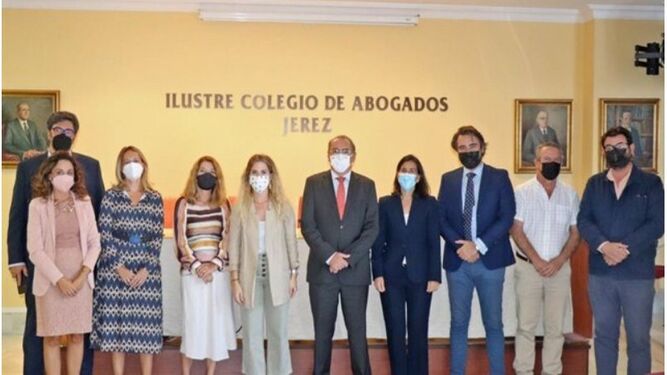 La delegada del gobierno andaluz en la provincia de Cádiz en su visita al Colegio de Abogados de Jerez.