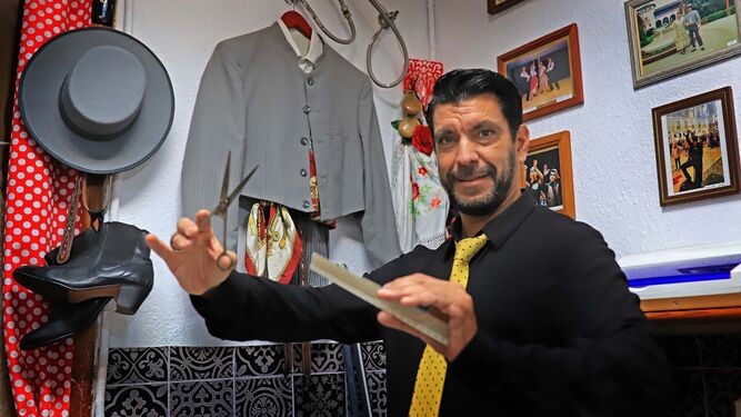 Kikuelo, con las tijeras y el peine en La Barbería Flamenca, su apuesta por fusionar flamenco y peluquería en el centro de Jerez.