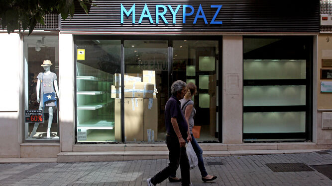 Una tienda de la cadena Marypaz cerrada en Huelva.