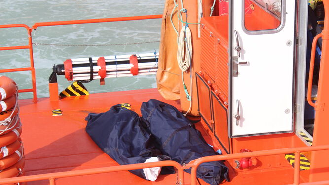 Dos cuerpos de migrantes recuperados el pasado domingo por Salvamento Marítimo.
