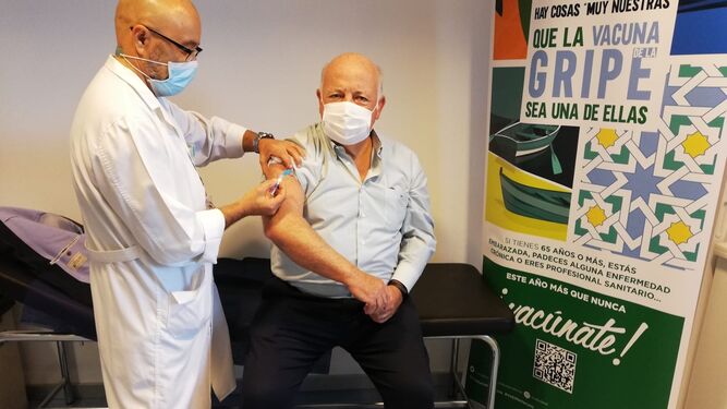 Los mayores de 70 años podrán recibir en el mismo momento la vacuna contra el coronavirus y contra la gripe