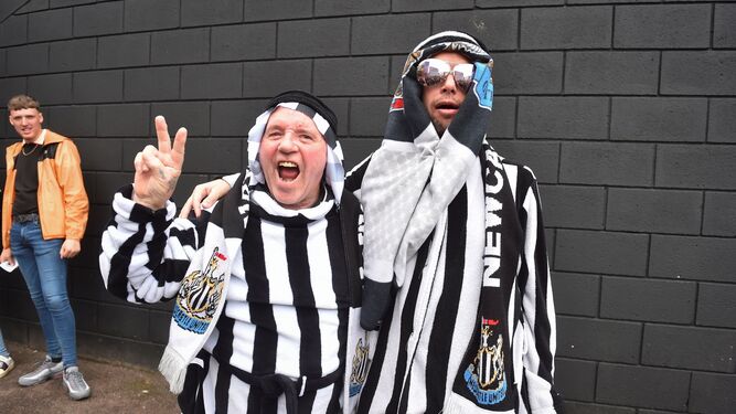 Aficionados del Newcastle disfrazados como jeques para dar la bienvenida a los nuevos dueños del club.