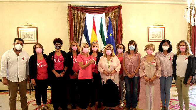 La Asociación de Mujeres Mastectomizadas de Jerez junto a las representes del gobierno local.