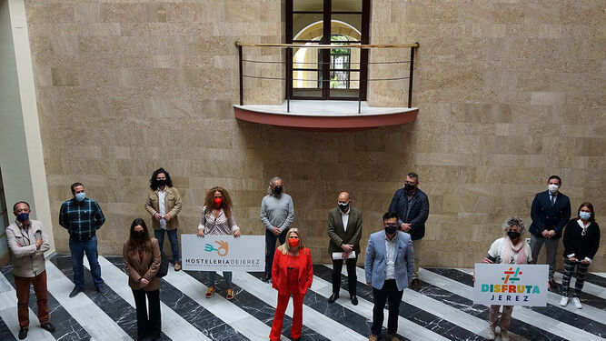 Miembros de la asociación 'Hostelería de Jerez' en su presentación en el Ayuntamiento el pasado mes de abril.