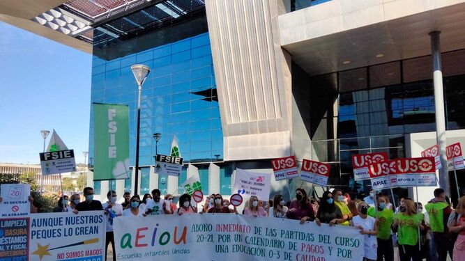Representantes de Escuelas Infantiles de Jerez, durante la protesta en Sevilla.
