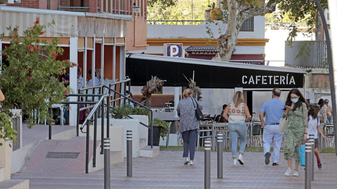 Imagen de dos bares de Jerez que tienen opciones de cerrar sus terrazas con protectores.