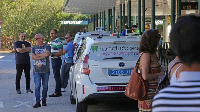 Taxistas esperando clientes en la parada del aeropuerto de Jerez.