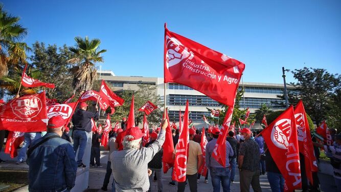 Trabajadores de UGT y CCOO se manifiestan ante la sede de la Confederación de Empresarios por el convenio del metal.