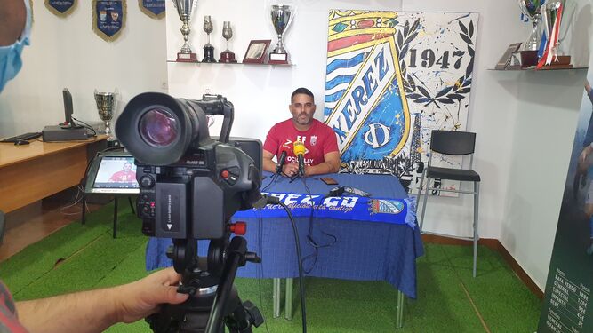 Emilio Fajardo, técnico del Xerez CD, en una rueda de prensa esta temporada.