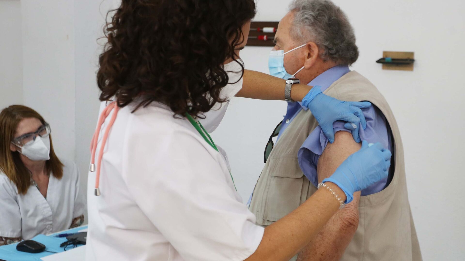 Vacunaciones en el centro de mayores de las Angustias de Jerez contra la gripe,Covid y neumon&iacute;a