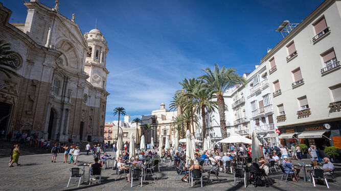 Turistas en el centro de Cádiz.