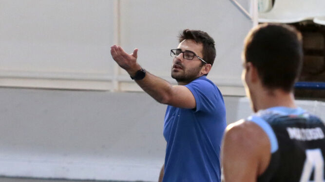 Gabo Loaiza, técnico azulino, da instrucciones en un partido en el Ruiz-Mateos.