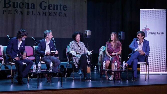 La mesa redonda ‘Educar con flamenco’, moderada por Fran Pereira, contó con Raúl Pizarro, Cristina Ordoñez, María del Mar Ibáñez y Emilio Fernández ‘Caracafé’.