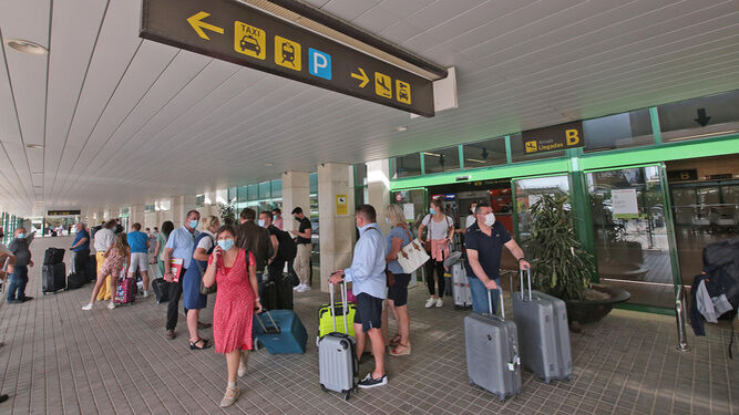 Varios pasajeros en la zona de llegadas del aeropuerto de Jerez