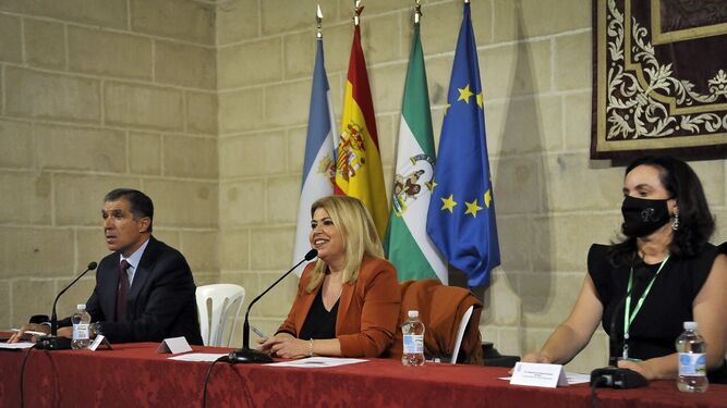 La alcaldesa junto al presidente del TSJA y la presidenta del Foro Judicial Independiente en la recepción en el Ayuntamiento.