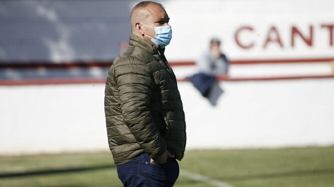 Javi Rivas, técnico del Jerez Industrial, sigue atento el partido en Chiclana.
