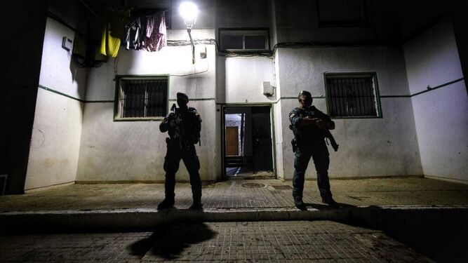 Dos agentes de la Guardia Civil custodiando un edificio en Barbate