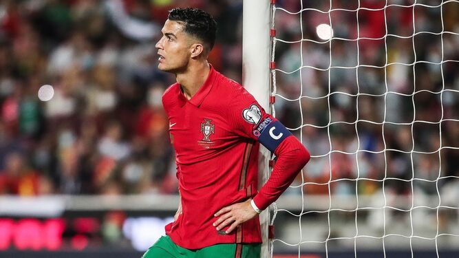 Cristiano Ronaldo se lamenta en el partido ante Serbia.