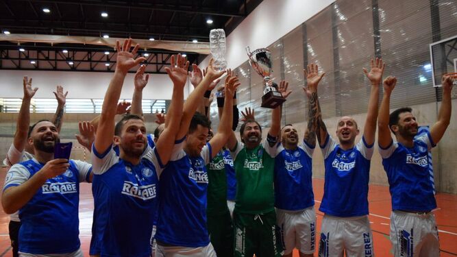 Los jugadores del Xerez DFC de Sordos celebran uno de los títulos con los aficionados.