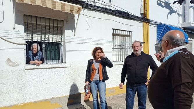 Miembros de Podemos y vecinos de la barriada de La Vid.