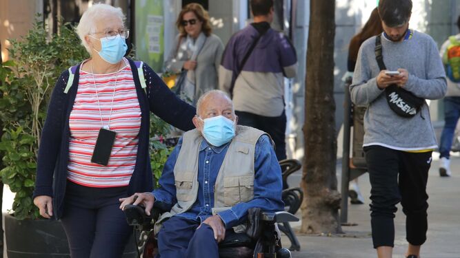 Personas mayores con la mascarilla puesta en el centro de Jerez.