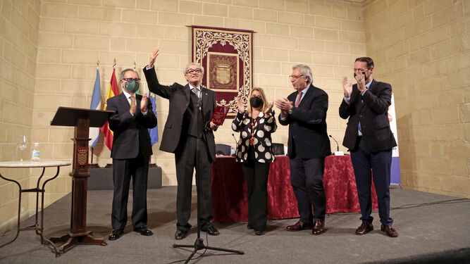‘El Platero’, saludando tras recoger el Premio a la Afición Flamenca en los Claustros.