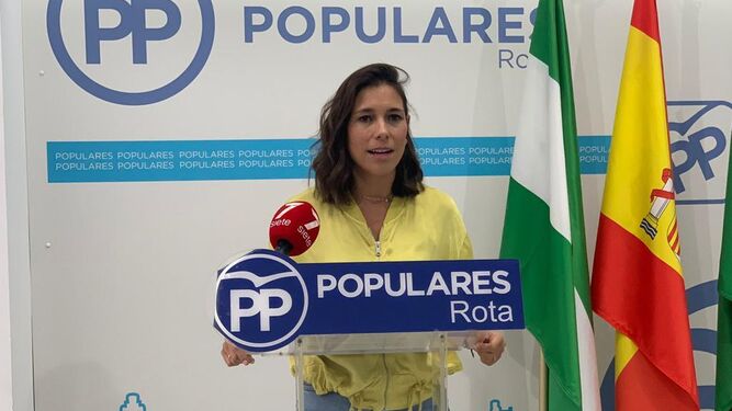 La portavoz del PP de Rota, Auxiliadora Izquierdo, en una rueda de prensa.