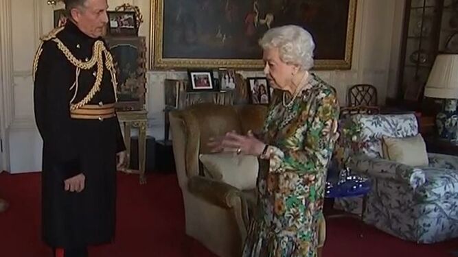 Captura del vídeo de la reina británica con el oficial con el que departió una entrevista este miércoles
