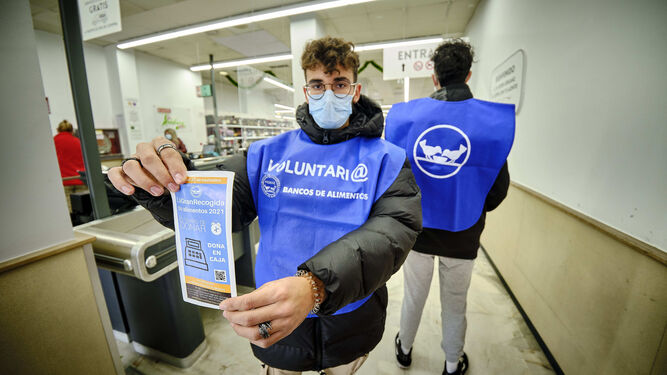 Un voluntario del Banco de Alimentos de Cádiz este viernes en un supermercado de la capital gaditana.