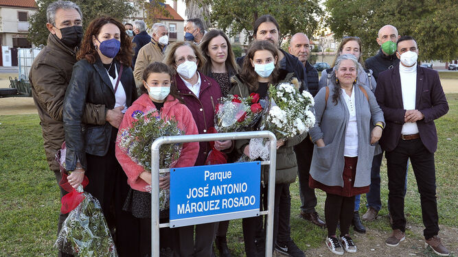 Familiares y amigos en el descubrimiento de la placa del Parque José Antonio Márquez Rosado.