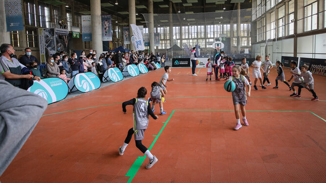 Niños jugando al baloncesto ayer en la feria del Deporte y la Vida Sana de Ifeca.