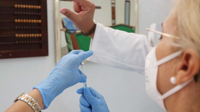 Profesionales sanitarios preparan una dosis de la vacuna para administrarla en el centro de mayores de Las Angustias.
