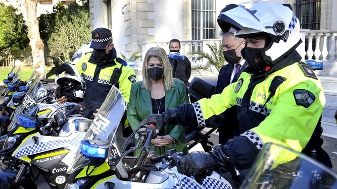 Mamen Sánchez, junto a las nuevas motocicletas para la Policía Local.