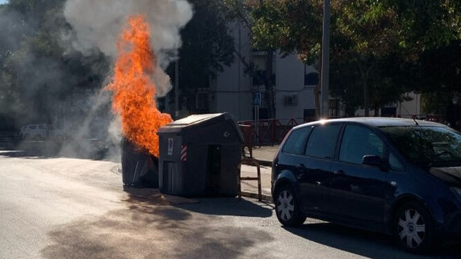 Sale ardiendo un contenedor de basura en el polígono San Benito