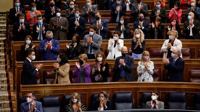 Los diputados socialistas aplauden en el Congreso.