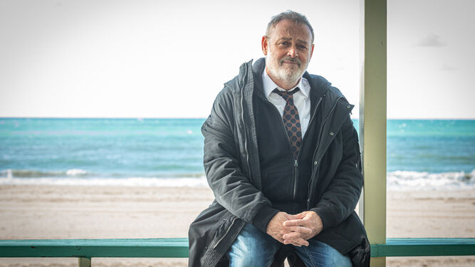 El showman, director de cine y escritor gaditano Pablo Carbonell, en la playa Victoria.