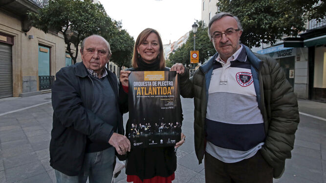 Manuel Romero, Sandra Jiménez y Pepe Soto, con el cartel del concierto.