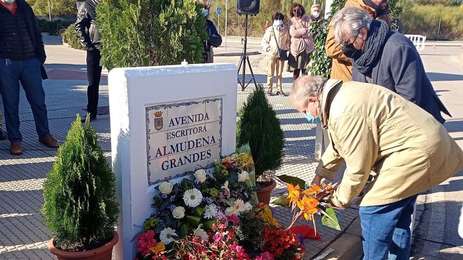 El poeta roteño Felipe Benítez Reyes, dejando flores en la avenida Escritora Almudena Grandes de Rota.