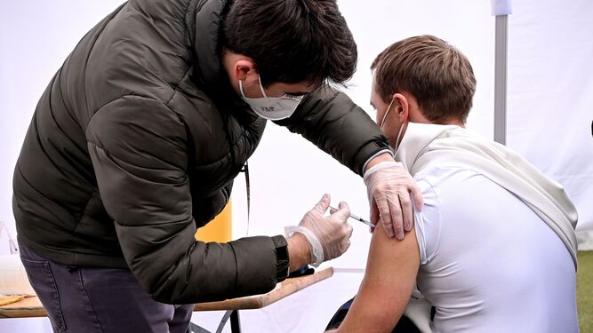Un hombre recibe una dosis de la vacuna frente a la Covid-19
