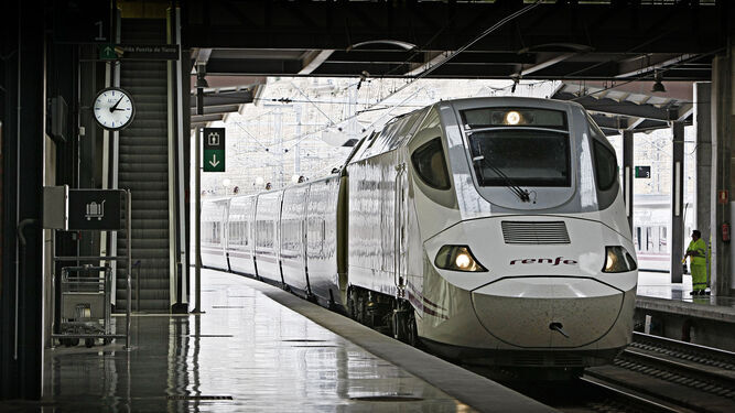 Un tren Alvia llega a la estación de Cádiz procedente de Madrid.