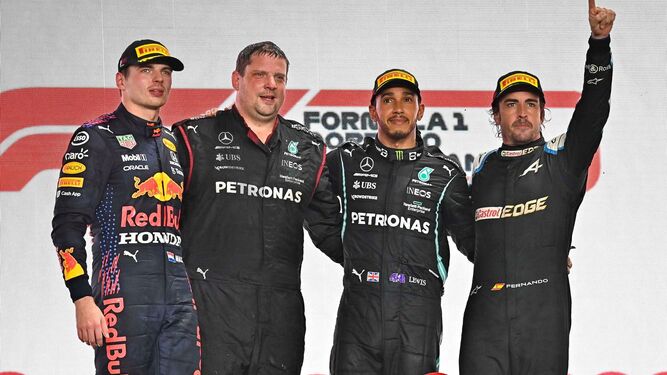 Hamilton, Verstappen y Fernando Alonso, el podio de la última carrera disputada en Qatar.
