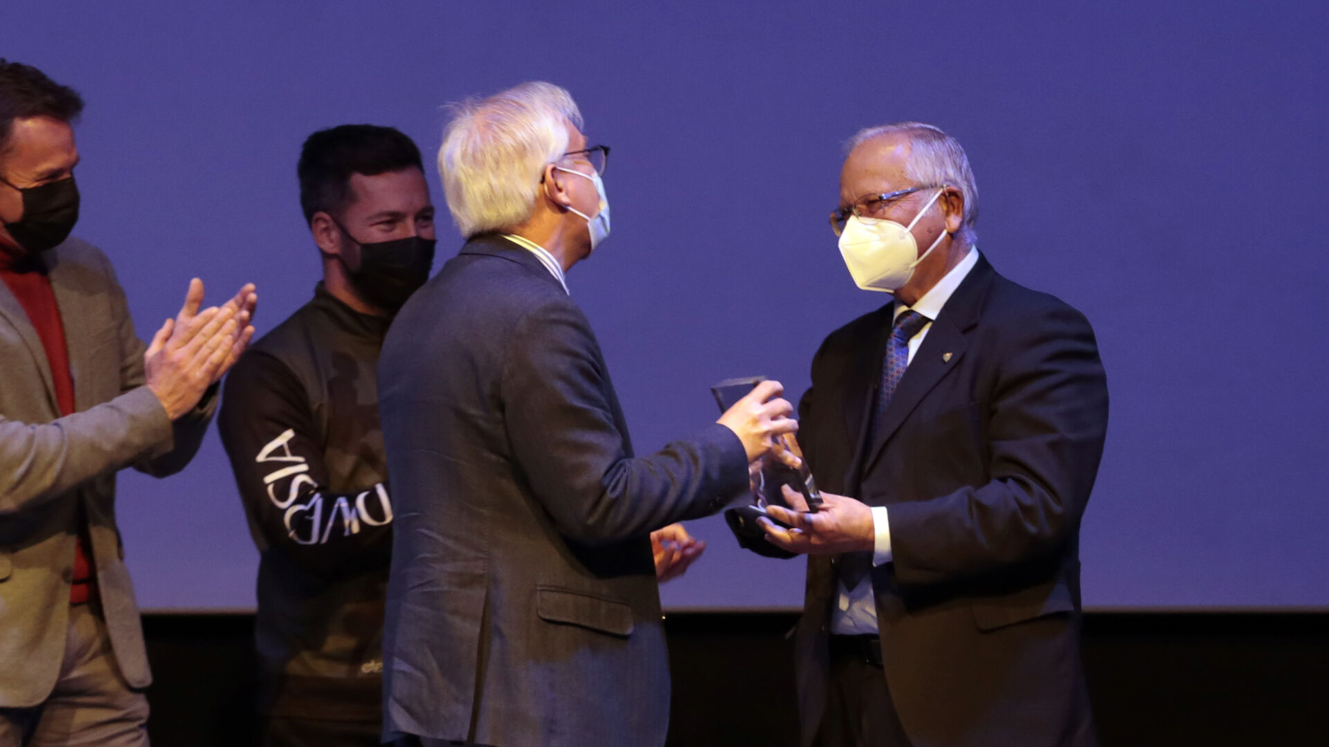 Juan Antonio Cabello entrega a Pepe Puyol el premio a la Gesti&oacute;n Deportiva.