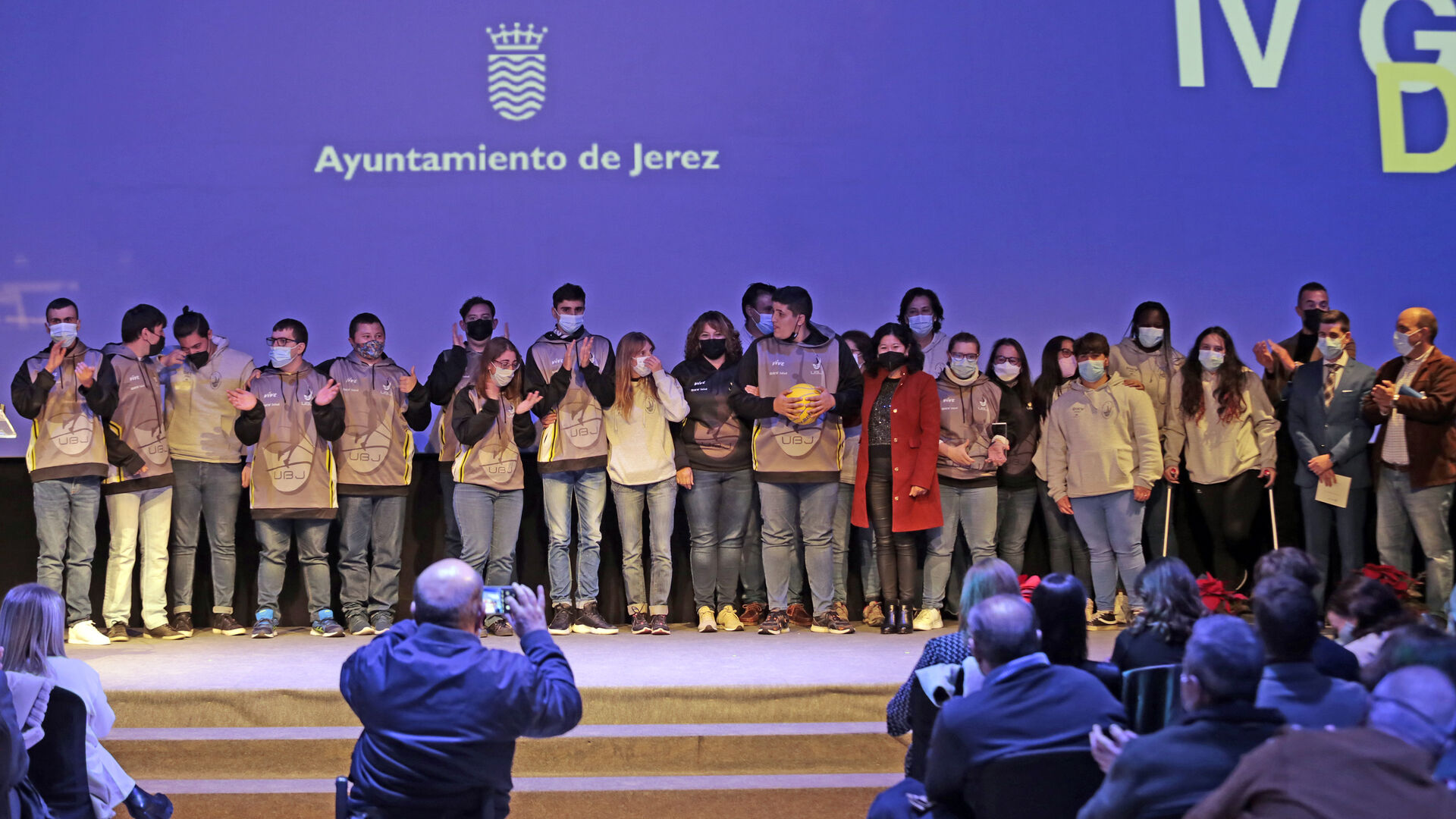 El equipo de baloncesto de discapacidad intelectual del DKV Jerez subi&oacute; al escenario para recoger el premio a los Valores Humanos.